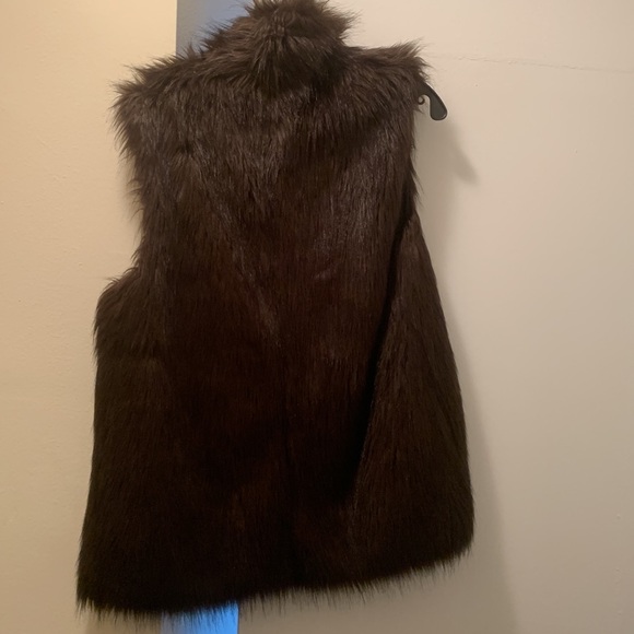 Club Monaco faux fur vest. - Picture 5 of 5